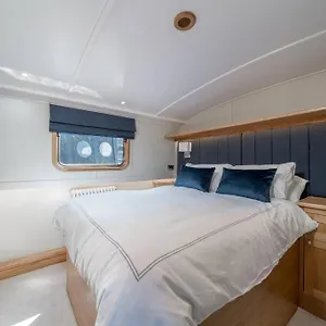 https://luxurious-houseboat-near-canary-wharf-in.brighton-hotels-england.com